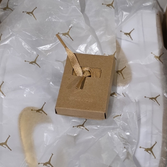 Nike Air Jordan 1 Retro High OG Metallic Gold Size Womens 11.5/ Mens 10 - Picture 6 of 6